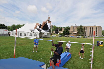 La fédération québécoise d’athlétisme lance la grande tournée de deux caravanes « cours-saute-lance-roule » au québec
